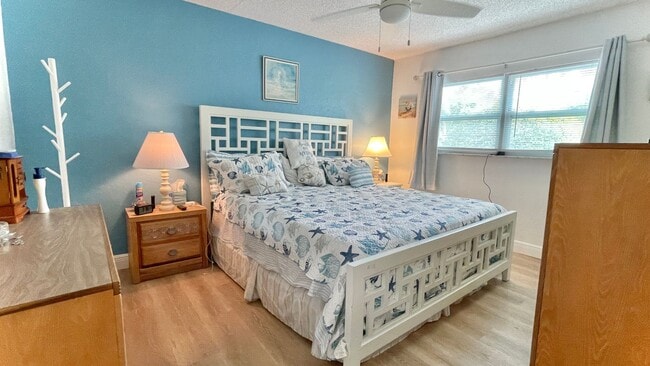 Building Photo - Available Mid October 2025 Fully Furnished...