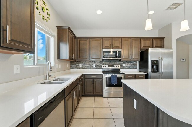 Building Photo - Welcome to this stunning 3-bedroom, 2-bath...