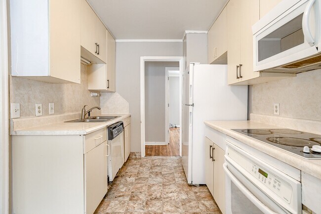 Building Photo - 6905 N 33rd St