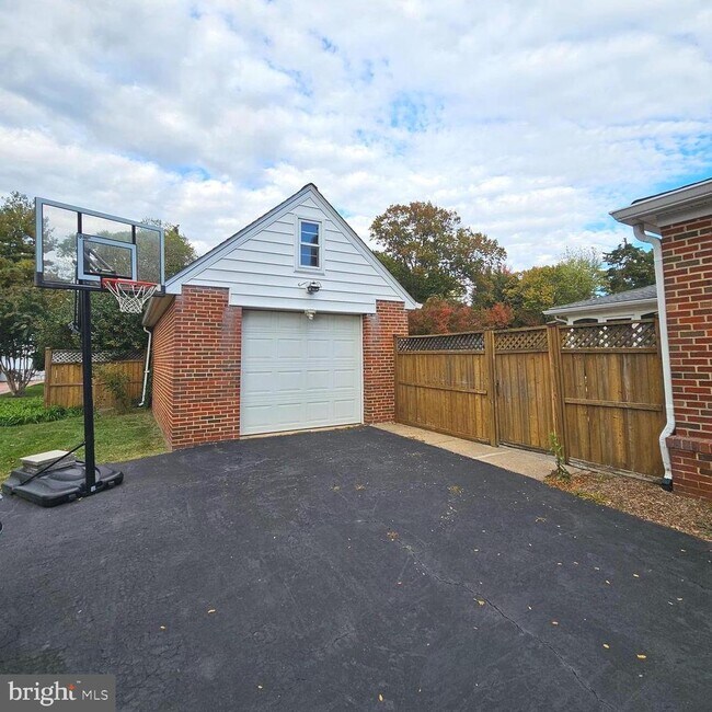 Building Photo - 5940 6th St