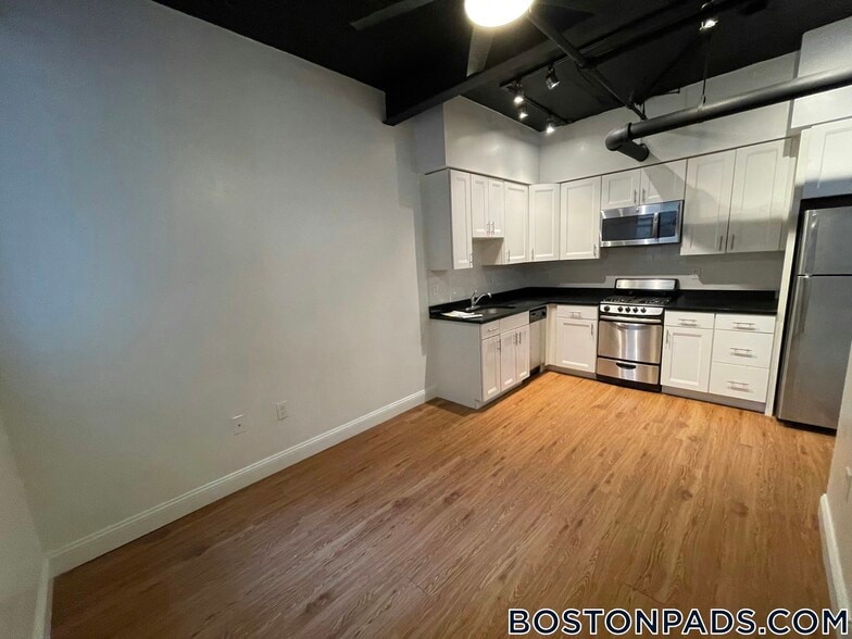 Building Photo - 149 Park Dr