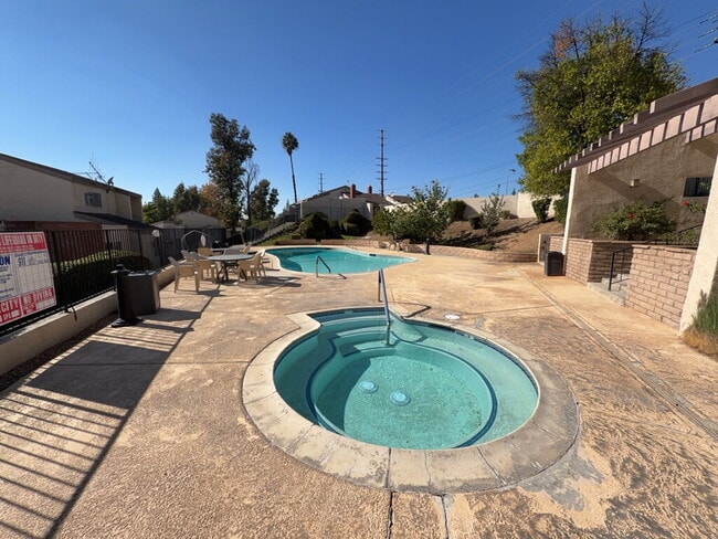 Building Photo - 797 Daffodil Dr