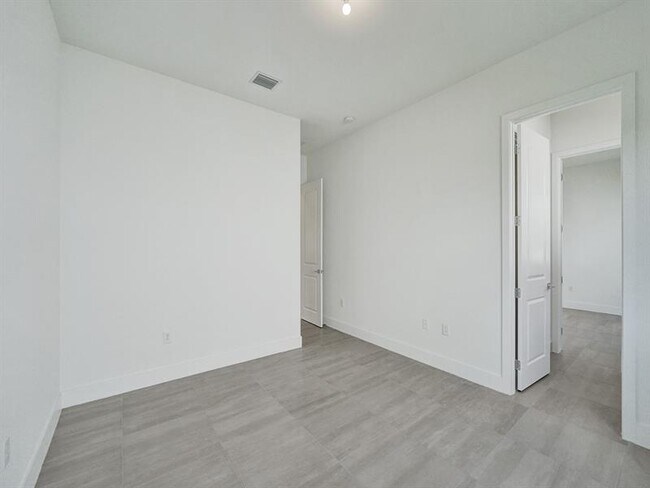 Building Photo - 5736 SW 104th Terrace
