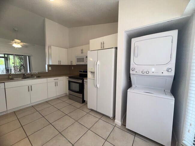 Building Photo - 1004 San Remo Cir