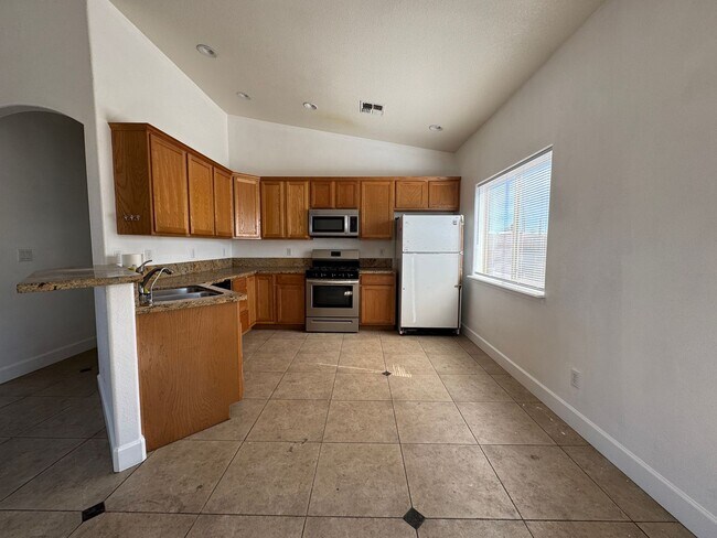 Building Photo - 3br 2ba Home with Garage and Yard near Rot...