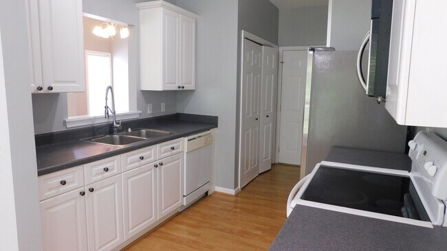Building Photo - 632 Forest Lakes Dr