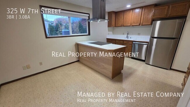 Building Photo - 325 W 7th St