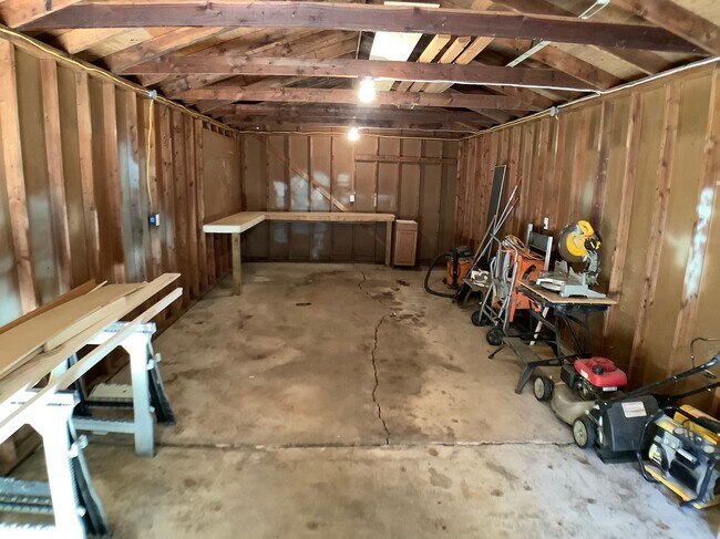 Garage - 3935 43rd St