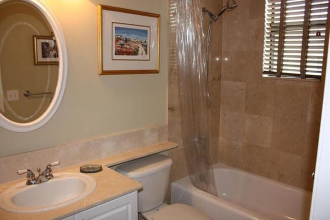 Building Photo - 612 Fern St