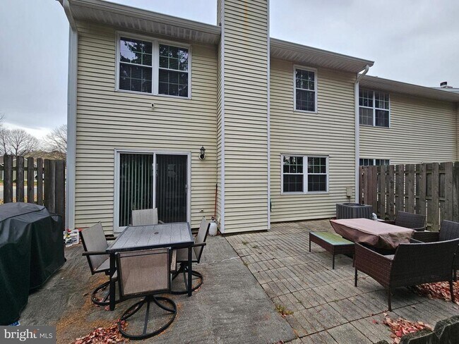 Building Photo - 17 Exeter Ct