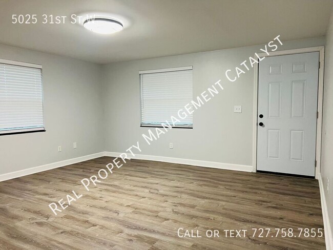 Building Photo - Completely remodeled 2 bed, 2 bath beautif...