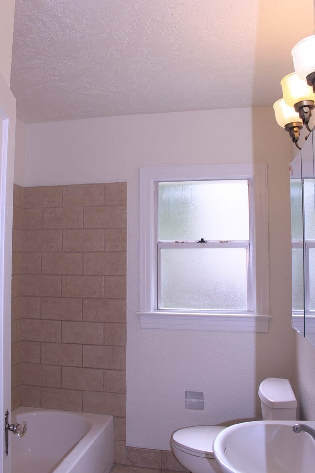 Building Photo - 1411 E Kaley St