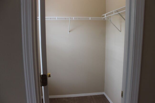Building Photo - Four Bedroom Town Home with Two Car Garage in University Park-Renovated! Free First Month For Qua...
