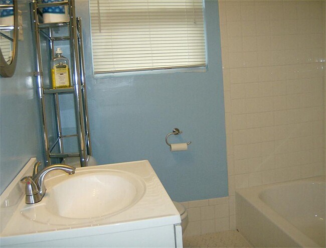 Building Photo - 5815 Farwell Dr