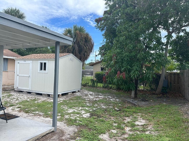 Building Photo - 222 NE 13th Ave