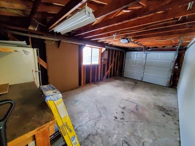 Attached garage - 624 E Lewis St