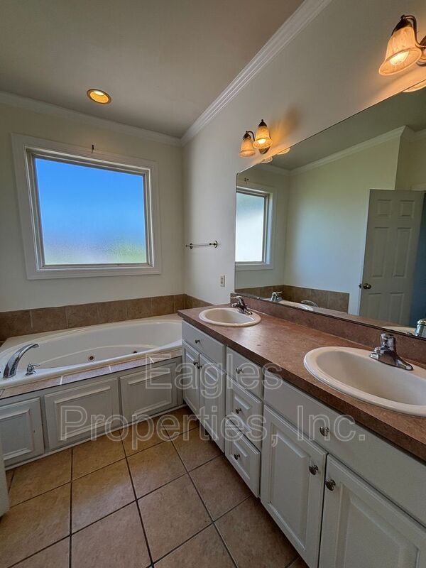 Building Photo - 121 Willowbrook Dr