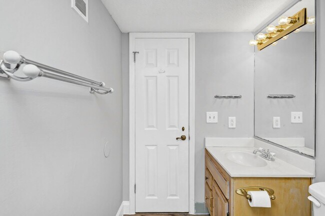 Building Photo - Beautifully Renovated 2BR/2BA with Community Pool!