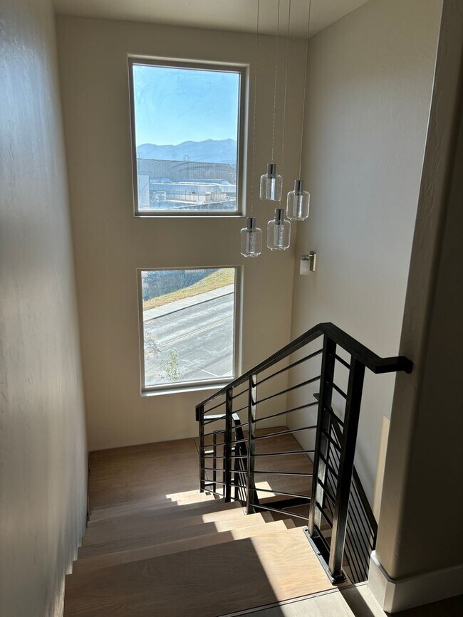 Building Photo - Luxurious Townhome