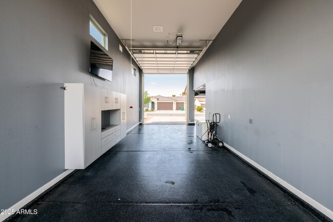 Building Photo - 40771 W Little Dr