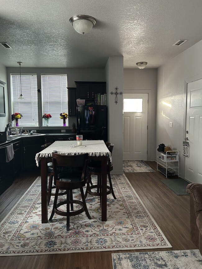 Building Photo - 4803 NE Oak Ln