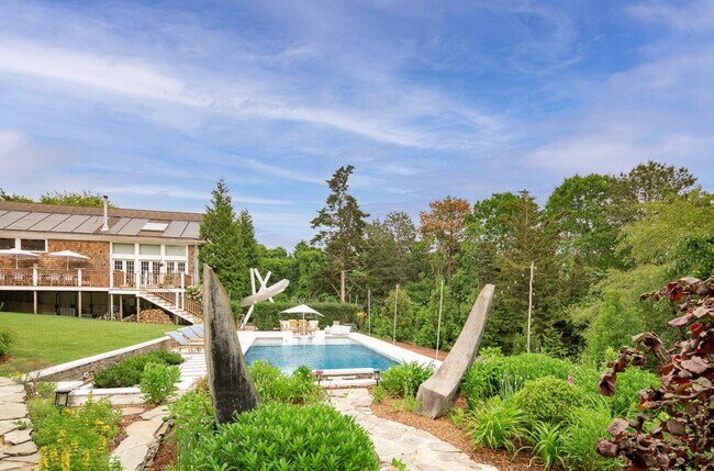 Building Photo - 565 Montauk Hwy
