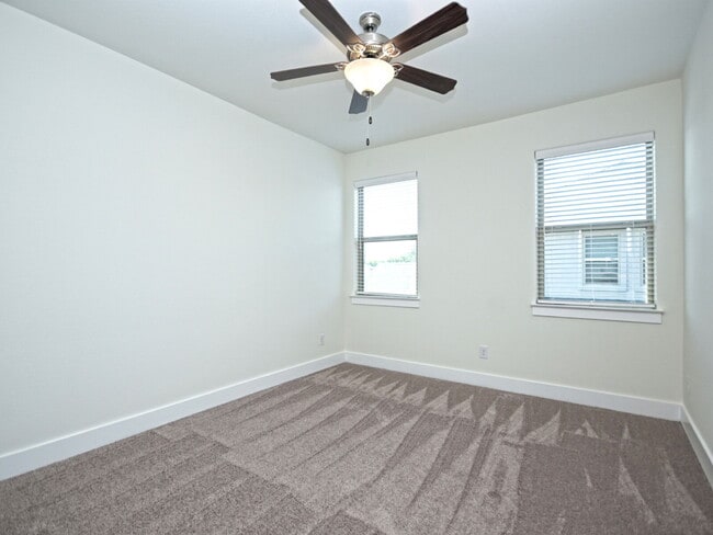 Building Photo - "Charming 3-Bedroom Condo Retreat in Georg...