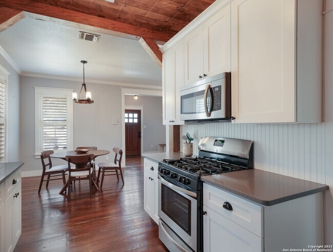 Building Photo - Adorable home 2/2 In Mancke Park