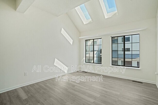 Building Photo - 1611 Carriage House Terrace