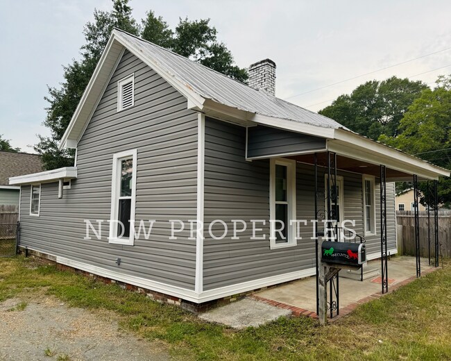 Building Photo - 1013 W Oak St