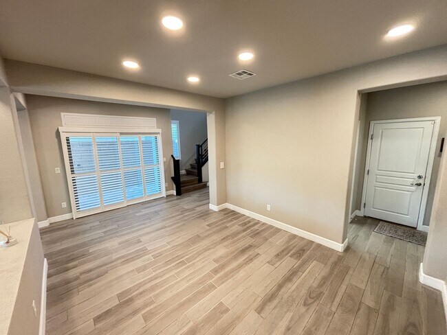 Building Photo - Contemporary 4Bed/3Bath/3 Car/+ Loft -residence located in the Silverado Ranch area