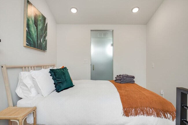 Building Photo - 3843 20th Ave SW