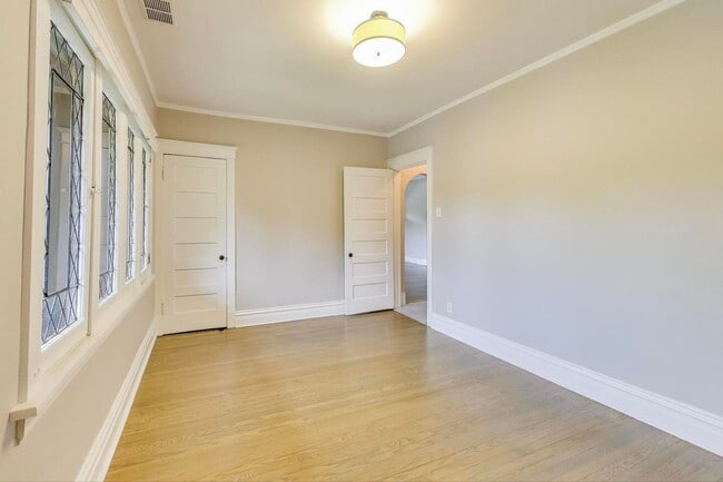 Building Photo - 1601 W Touhy Ave