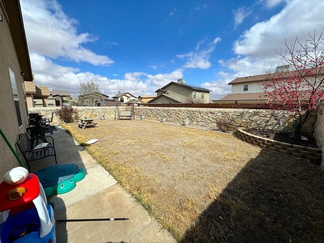 Building Photo - Northeast El Paso 3Bed/2 Bath Refrig A/C Across From Park!