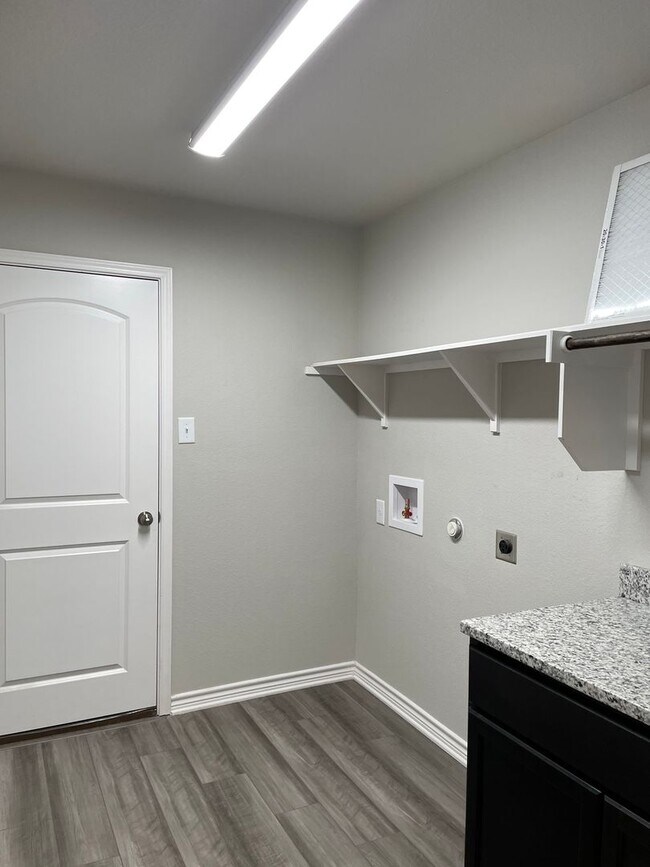 Building Photo - Available Now! 3 bed, 2 bath, Park Meadows...