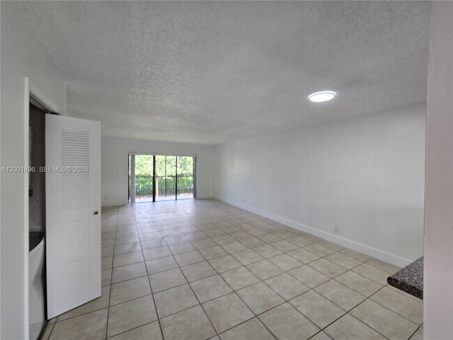 Building Photo - 310 Racquet Club Rd