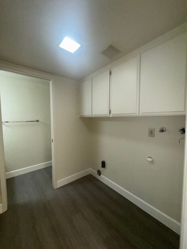 Building Photo - Wow!! Just Remodeled