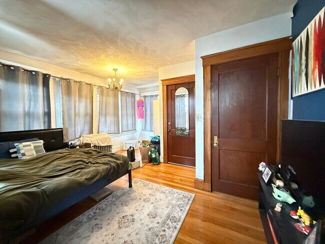 Building Photo - 4bed 1.5 bath in Waltham available on 9/1
