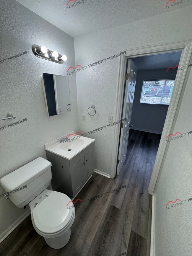 Building Photo - R72B