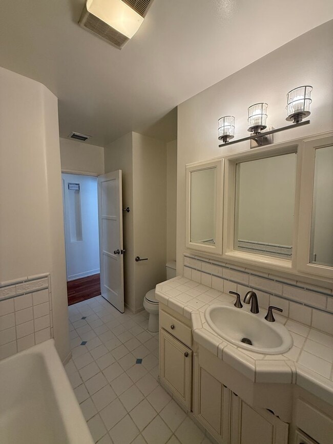 Building Photo - Amazing 3 Bedroom Montrose Home!