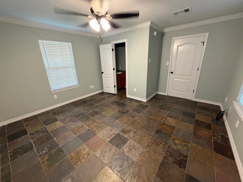 Flex Room - 421 W Thomas St