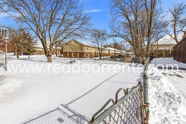 Building Photo - 231 Lark Dr