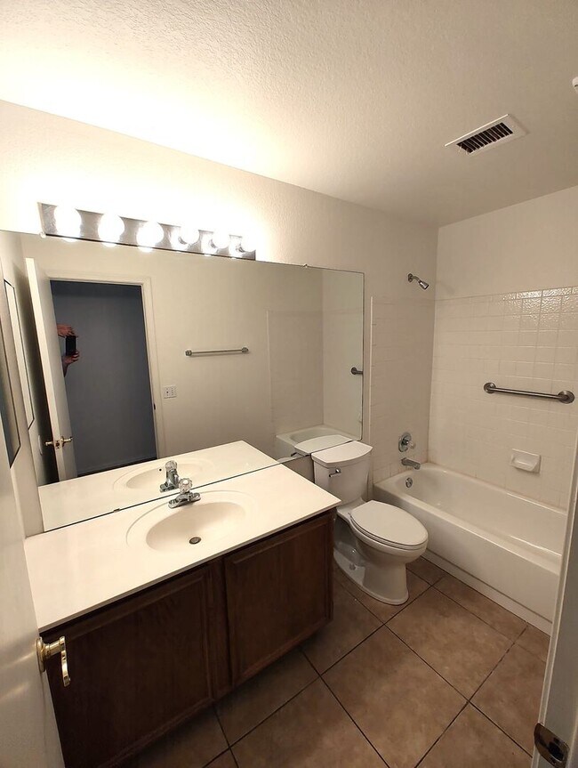 Building Photo - 510 W Sereno Dr