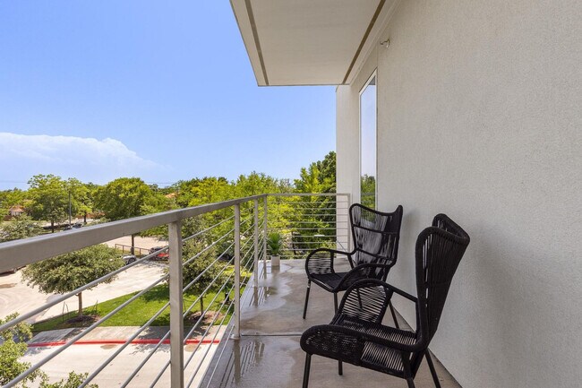 Building Photo - 5820 1/2 Cameron Road-SI FL3-ID1303393P