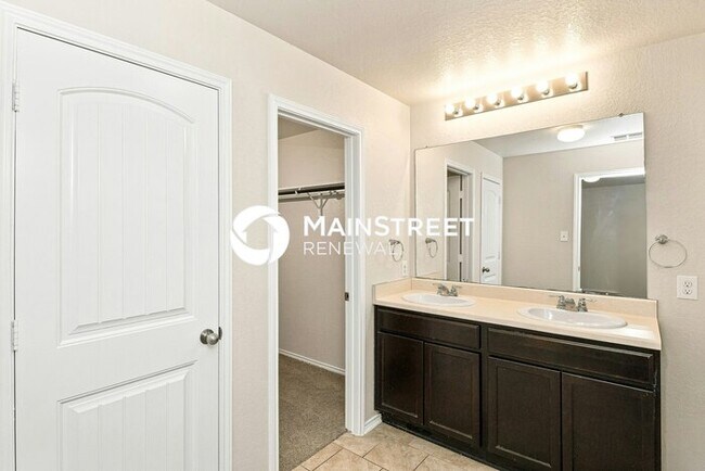 Building Photo - 4 Bedroom Pet-Friendly Home in San Antonio, TX with Main Street Renewal