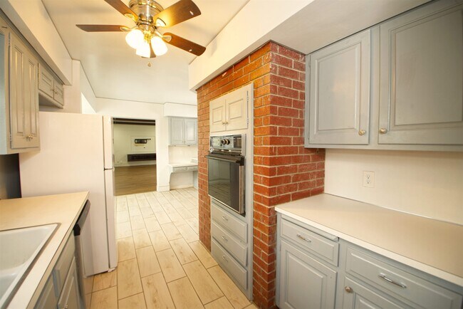 Building Photo - 5105 S Kingston Ave