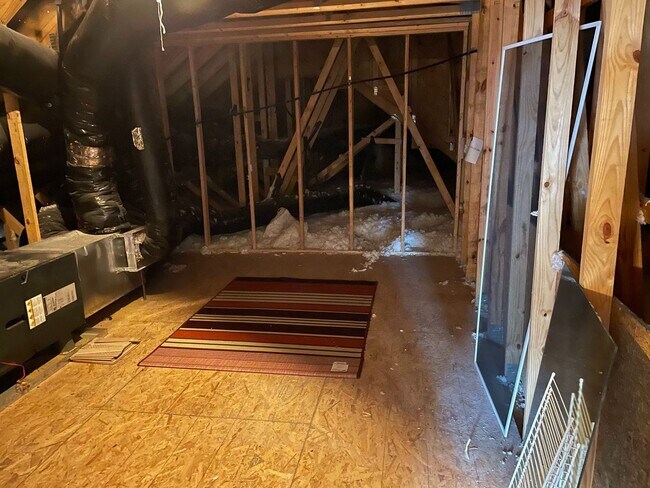 Building Photo - Beautiful 3 bedroom/2 bath home with sunroom and finished room over garage!