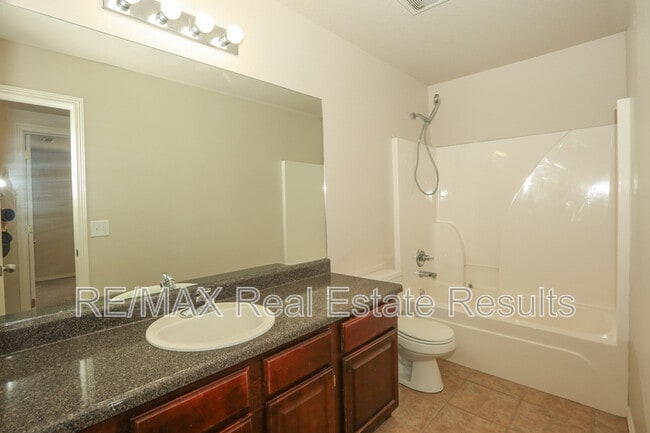 Building Photo - 1592 Hutchinson St