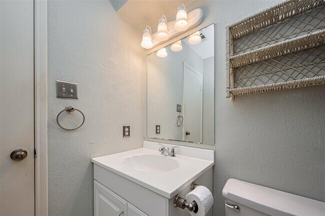 Building Photo - 2027 Briar Ridge Dr