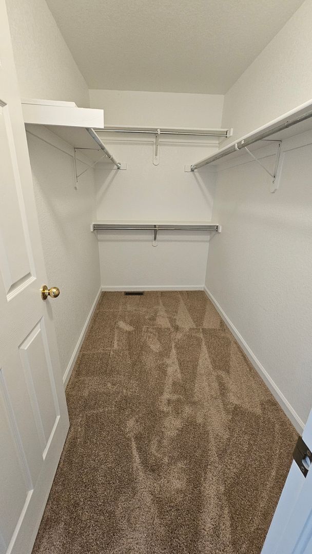 Building Photo - Spacious well maintained 3 bedroom home